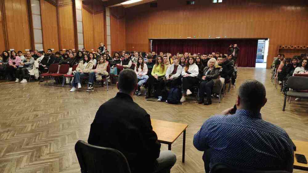 От полицията в Пазарджик проведоха обучителна среща за опасностите в интернет и киберсигурността