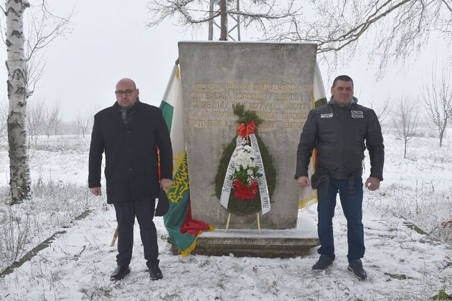 Община Разград: Заместник-кметът Добрин Добрев и разградските мотористи и тази година минаха по следите на паметта в Деня на Разград 