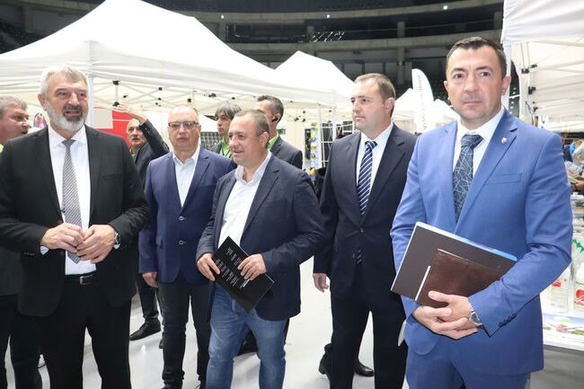 Областна администрация Русе: Близо 50 участници от България, Румъния и Унгария показват земеделската си продукция на изложение в „Арена Русе“