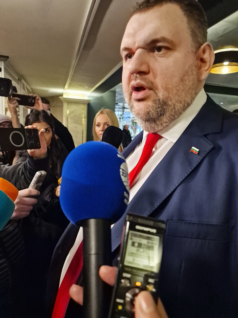 От днес "ДПС - Ново начало" има само един лидер в мое лице, Джевдет Чакъров е изключен, каза Делян Пеевски