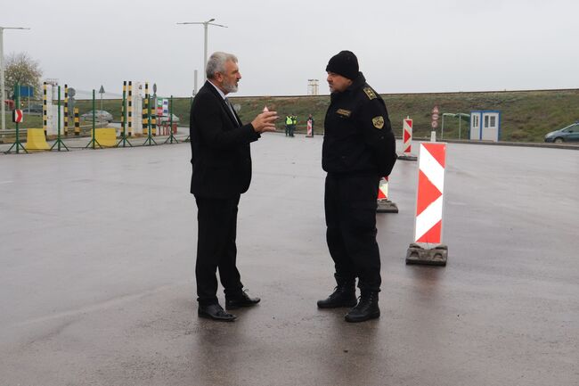 Областна администрация Русе: Драгомир Драганов предложи единна стратегия за управление на трафика от българска и румънска страна на ГКПП „Дунав мост“