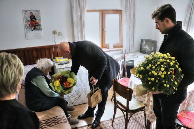 Община Банско: 101-годишната баба Йорданка посрещна кмета Баненски на рождения си ден