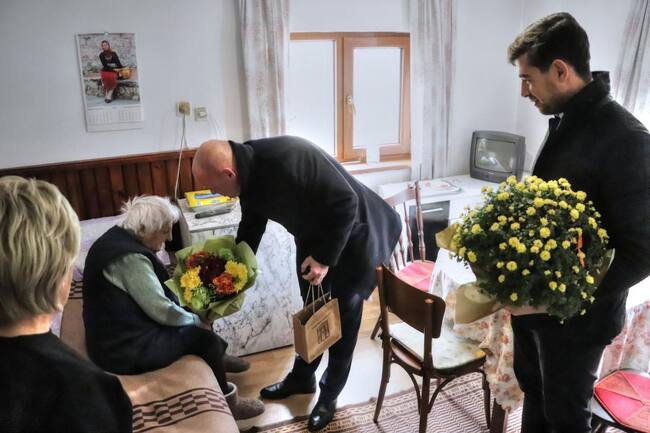 Община Банско: 101-годишната баба Йорданка посрещна кмета Баненски на рождения си ден