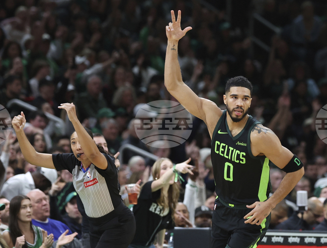 Джейсън Тейтъм вкара тройка със сирената, за да донесе на Бостън Селтикс победа след продължение над гостуващия Торонто Раптърс в НБА