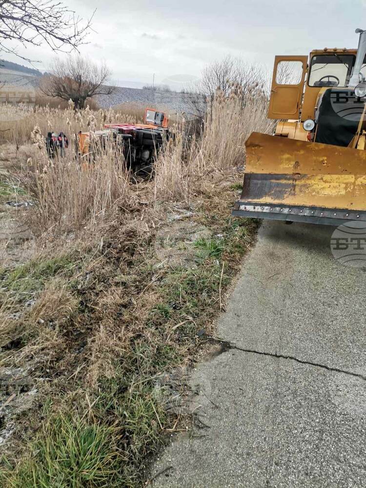 Употребил алкохол водач обърна управлявания от него снегорин на пътя Нови пазар - Плиска