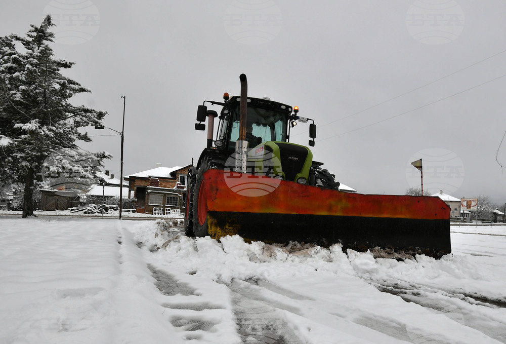 Пътищата в общините Лъки, "Родопи" и Асеновград са проходими при зимни условия, без електричество заради авария е село Манастир