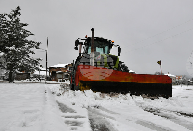 Пътищата в общините Лъки, "Родопи" и Асеновград са проходими при зимни условия, без електричество заради авария е село Манастир