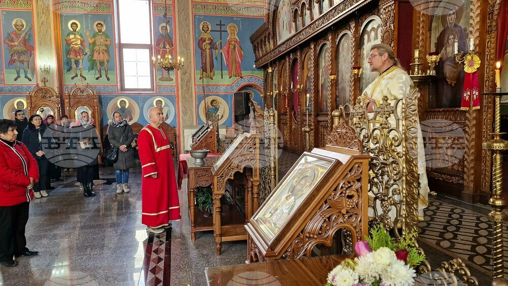 "Ако ще бъдем с Бога, то страх в нашите сърца не трябва да има", каза отец Андрей в проповедта си в храма "Св. Три Светители" в Шумен