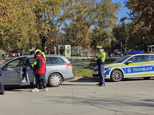 Полицаи и червенокръстци припомниха мерките за безопасност в Световния ден за възпоменание на жертвите от произшествия на пътя в Русе