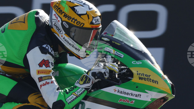 Швейцарският пилот от Moto3 Ноа Детвилер е буден и комуникира с лекари, съобщават от отбора му