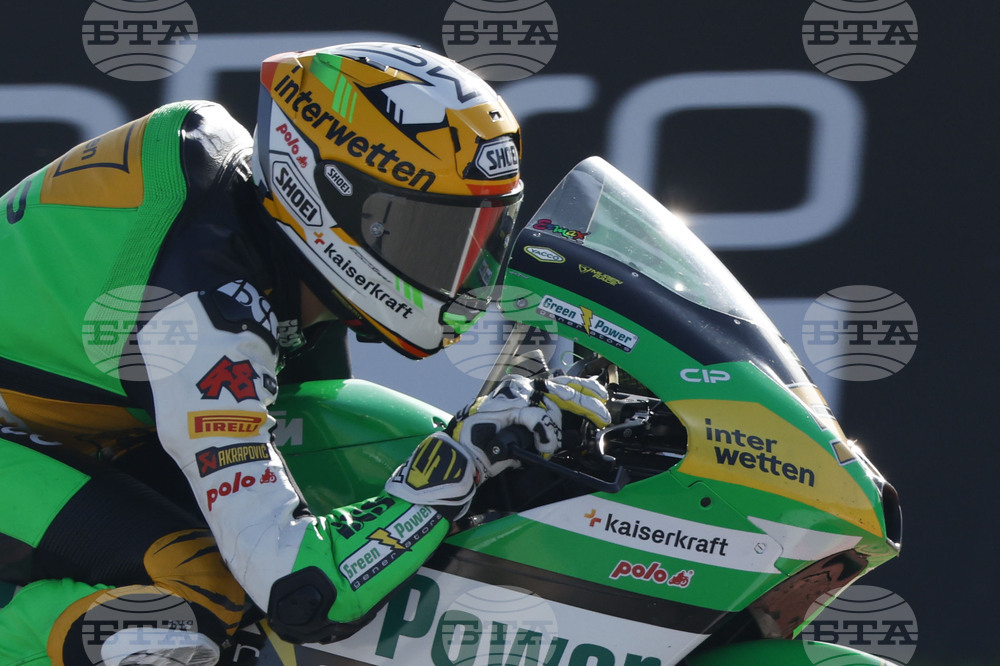 Швейцарският пилот от Moto3 Ноа Детвилер е буден и комуникира с лекари, съобщават от отбора му