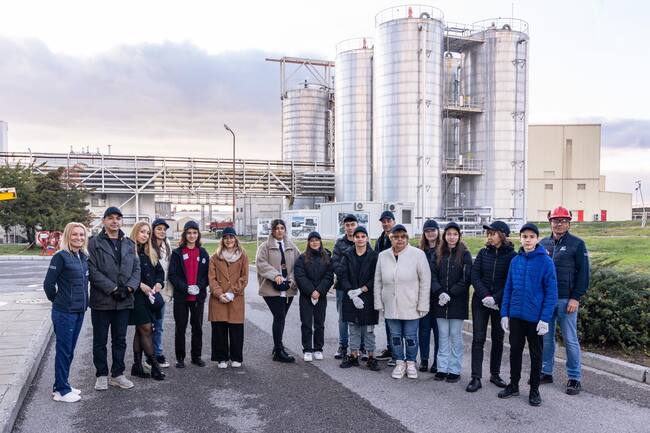 Ученици от цялата страна посетиха цехове и лаборатории в производствено предприятие в Разград