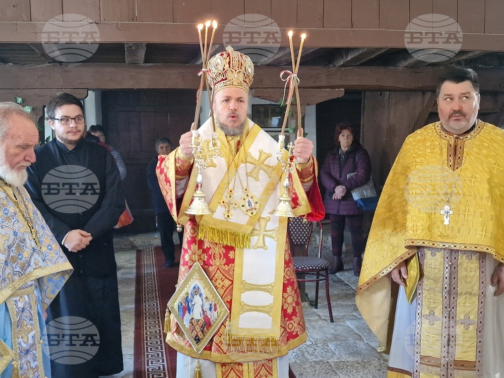 Божията милост е към всяко човешко създание, каза Главиницкият епископ Макарий в храм „Св. Архангел Михаил“ в разградското село Ушинци