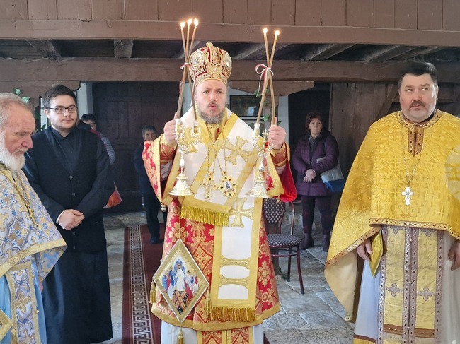 Божията милост е към всяко човешко създание, каза Главиницкият епископ Макарий в храм „Св. Архангел Михаил“ в разградското село Ушинци