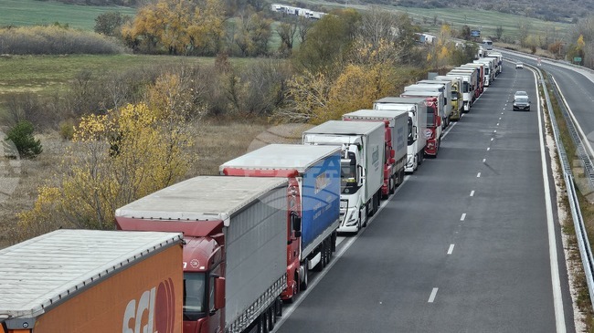 Трафикът на ГКПП „Капитан Андреево“ и ГКПП „Лесово“ е интензивен за товарни автомобили на изход