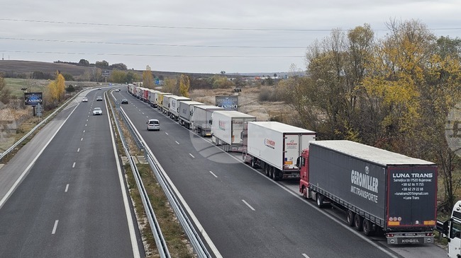 Изключително интензивно е движението на граничните пунктове „Капитан Андреево“ и „Лесово“ за товарни автомобили