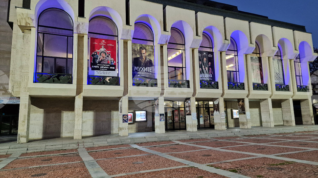 Театърът в Шумен и паметникът „Създатели на българската държава“ ще бъдат осветени в лилаво по повод Световния ден на недоносените деца 