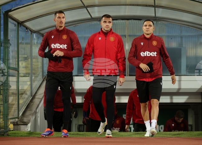 Георги Миланов и Динамо Букурещ оглавиха класирането в първенството по футбол на Румъния