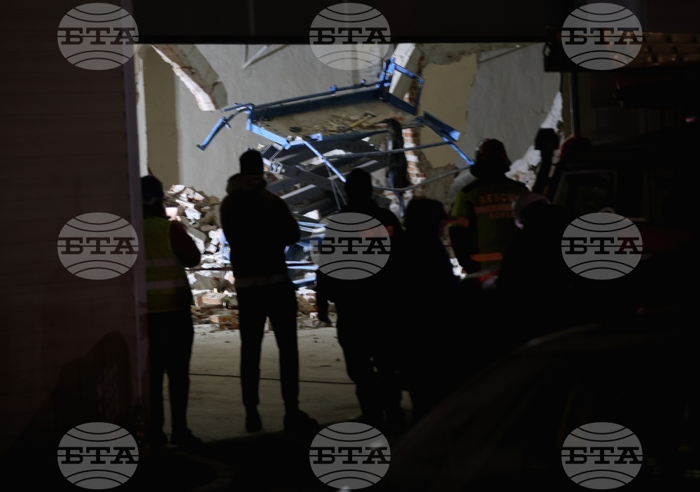 В добро общо състояние и без опасност за живота е мъжът, приет в болница „Царица Йоанна – ИСУЛ“ след инцидента с паднало скеле в София