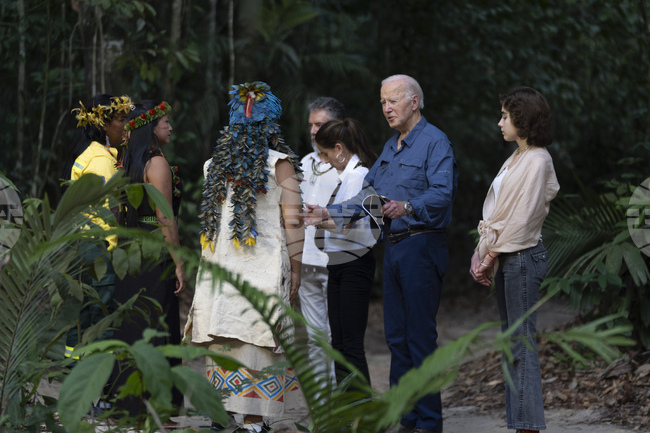 В навечерието на 82-рия си рожден ден Джо Байдън стана първият действащ президент на САЩ, влязъл в джунглата на Амазония