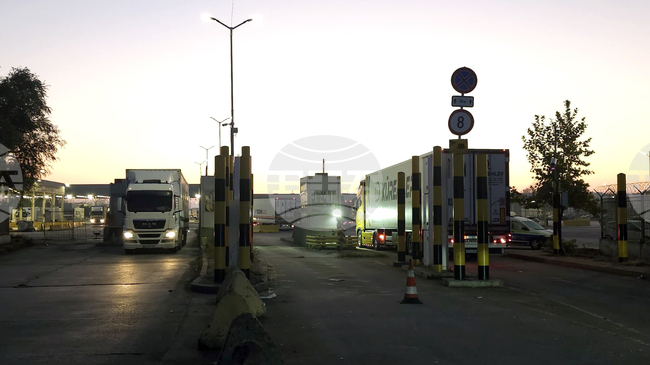 Автобус с 21 пътници, пътуващ от България за турския град Измир, се е запалил на ГКПП „Капъкуле“; няма информация за пострадали