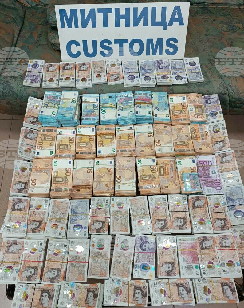 Митнически служители на ГКПП "Дунав мост" откриха валута за близо 860 000 лв.