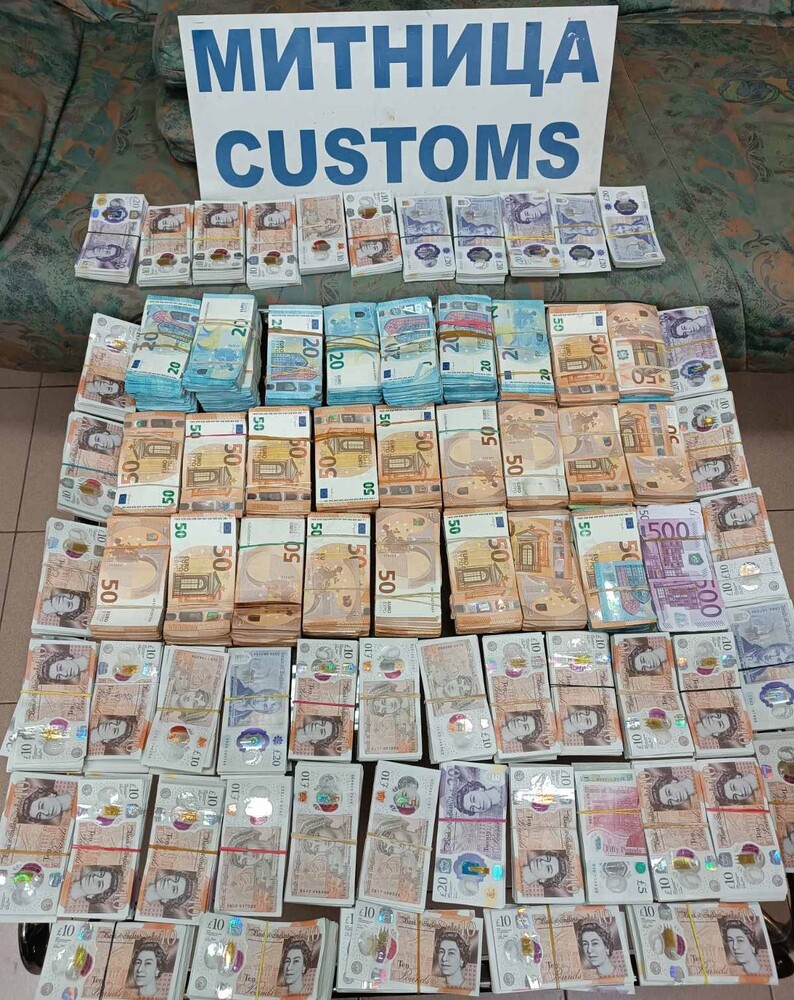 АМ: Валута за близо 860 000 лева, скрита в тенджера и греда, намериха митнически служители на Дунав мост - Видин