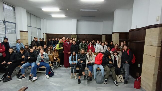 Ученици от Финансово-стопанска гимназия „Васил Левски“ в Добрич присъстваха в съдебно заседание с прокурор д-р Даниел Илиев и след това разговаряха с него по темата за агресията, хулиганските прояви и телесните повреди