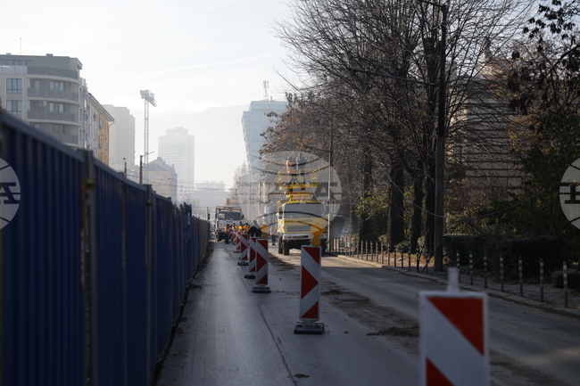 Работата по модернизацията на ул. „Опълченска“ продължава, съобщиха от Столична община 