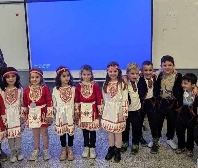 Деца от училище „Пейо Яворов“ в Брюксел получиха нови носии благодарение на дарителски инициативи