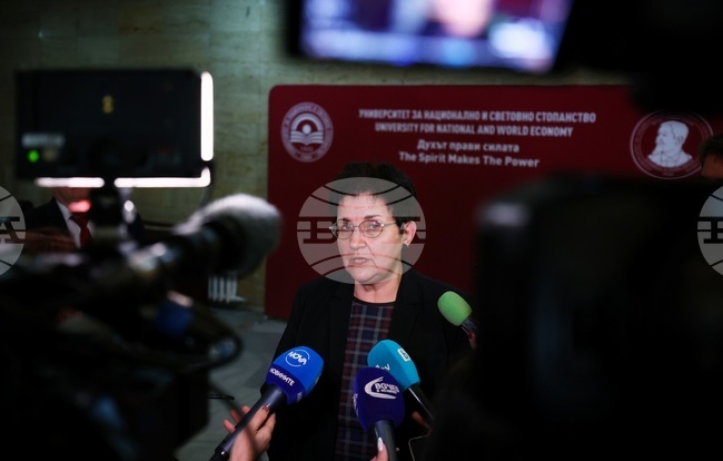 Бюджетът за следващата година не предвижда вдигане на осигуровки и основни данъци, пенсиите ще продължат да се изплащат с ковид добавка, съобщи Людмила Петкова