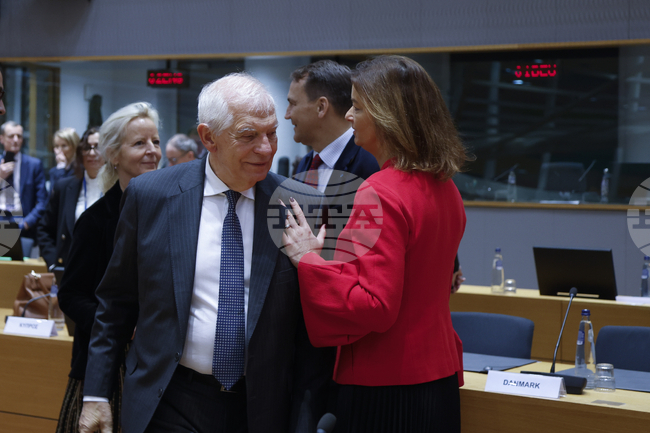 Украйна трябва да продължи да получава помощ да се защитава, но доставките на ракети с далечен обсег може да има обратен ефект, каза словенската външна министърка