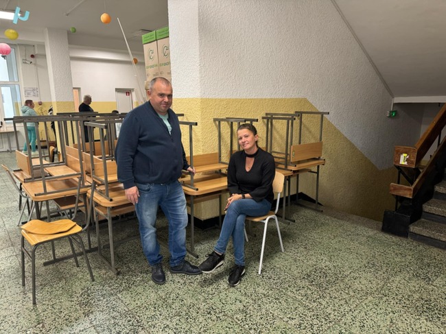 Средно училище „Иван Вазов“ в Стара Загора дарява на училище „Св. Иван Рилски“ в Аспровалта и Кавала ученически чинове и столове