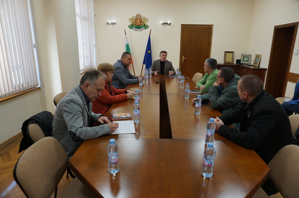 Опашката от тирове пред "Капитан Андреево" намаля до 21 км, утре се очаква нормализиране на ситуацията, съобщи областната управа в Хасково