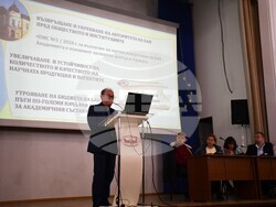 Председателят на БАН акад. Юлиан Ревалски представи отчет за управлението си през двата мандата. Снимка: БАН