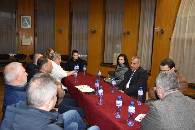 Кметът Илко Стоянов и представители на читалищното настоятелство към НЧ „Никола Вапцаров - 1866“ обсъдиха наболели проблеми, сред тях и забавянето на ремонта на сградата, в която се помещават дейците