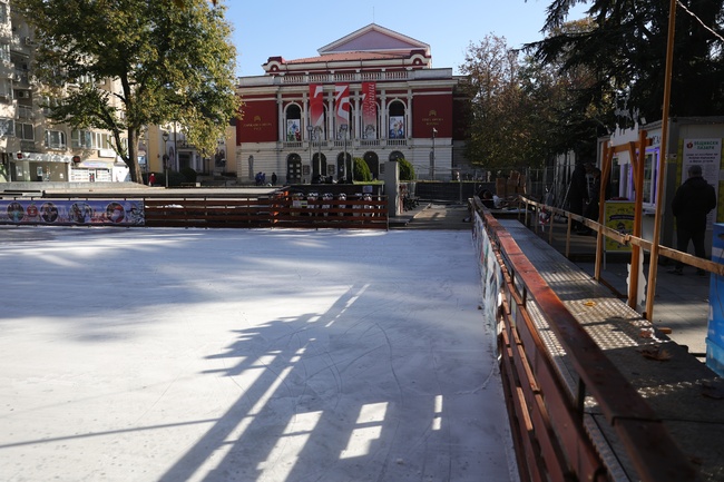 Ледена пързалка заработи в Русе и ще радва деца и възрастни близо два месеца