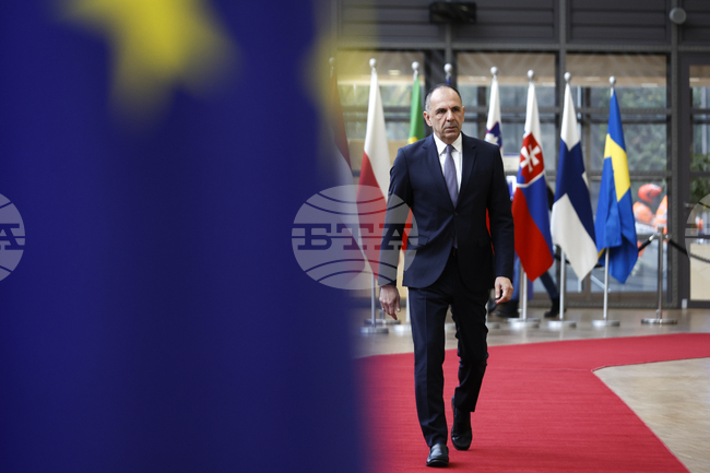 Гърция не подкрепя отделни споразумения за преминаване на търговски кораби през Ормузкия проток, а иска трайно решение за гарантиране на мира