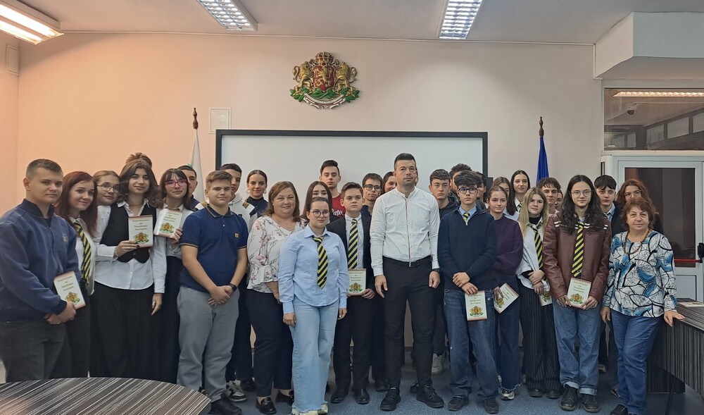 АП Пловдив: Районният прокурор на гр. Пловдив и неговият заместник се срещнаха с ученици от ЕГ „Иван Вазов“, гр. Пловдив, и дискутираха казуси за пътното хулиганство и околната среда 