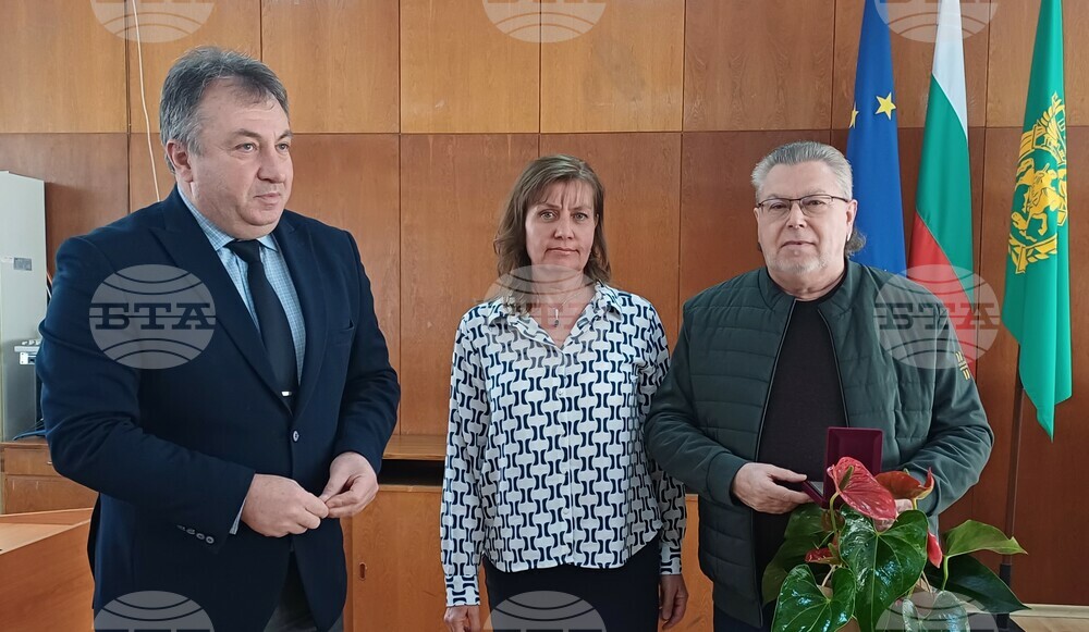 Община Шумен: Плакет и благодарности за дългогодишния директор на Основното училище в село Царев брод – Тихомир Трифонов