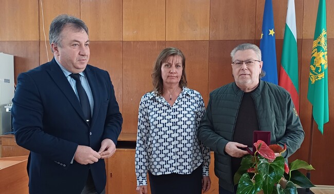 Община Шумен: Плакет и благодарности за дългогодишния директор на Основното училище в село Царев брод – Тихомир Трифонов