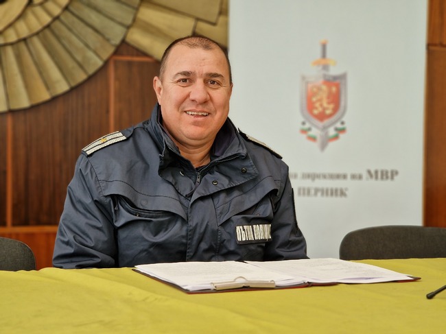 Пътните полицаи ще глобяват за несменени гуми от днес, съобщи старши инспектор Кирил Кирилов от Областната дирекция на МВР в Перник