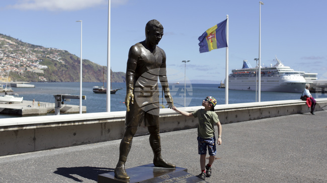 Статуя на Роналдо е подпалена в Португалия