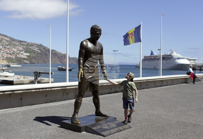 Статуя на Роналдо е подпалена в Португалия