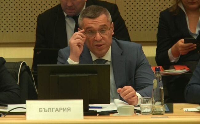 Agriculture Minister Asks EC for Protective Measures against Honey Import from Ukraine to Bulgaria
