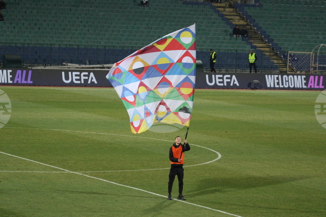 Националите по баскетбол подкрепиха футболния отбор на България