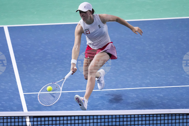 Италия и Полша си размениха по една победа на полуфиналите на тенис турнира "Били Джийн Кинг Къп"