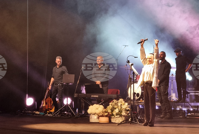 Стотици пяха заедно с Лили Иванова в препълнената зала на театъра в Кюстендил 