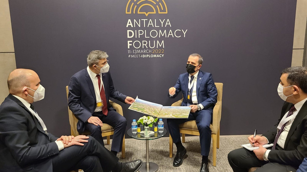 Световни лидери търсят в Анталия решение на войната в Украйна. Мустафа Карадайъ разговаря с генералния секретар на НАТО Йенс Столтенберг 