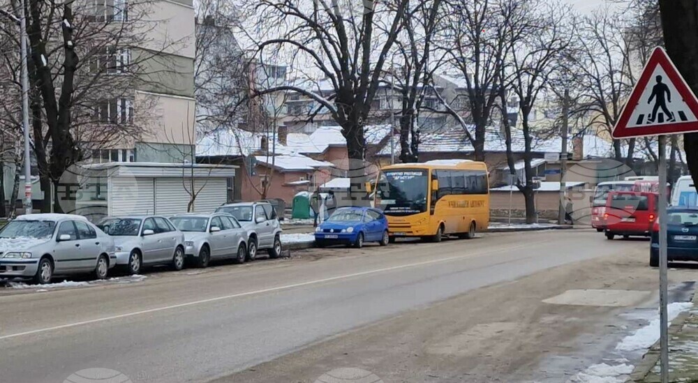 Училищен автобус е предизвикал верижна катастрофа на оживен булевард в Силистра
